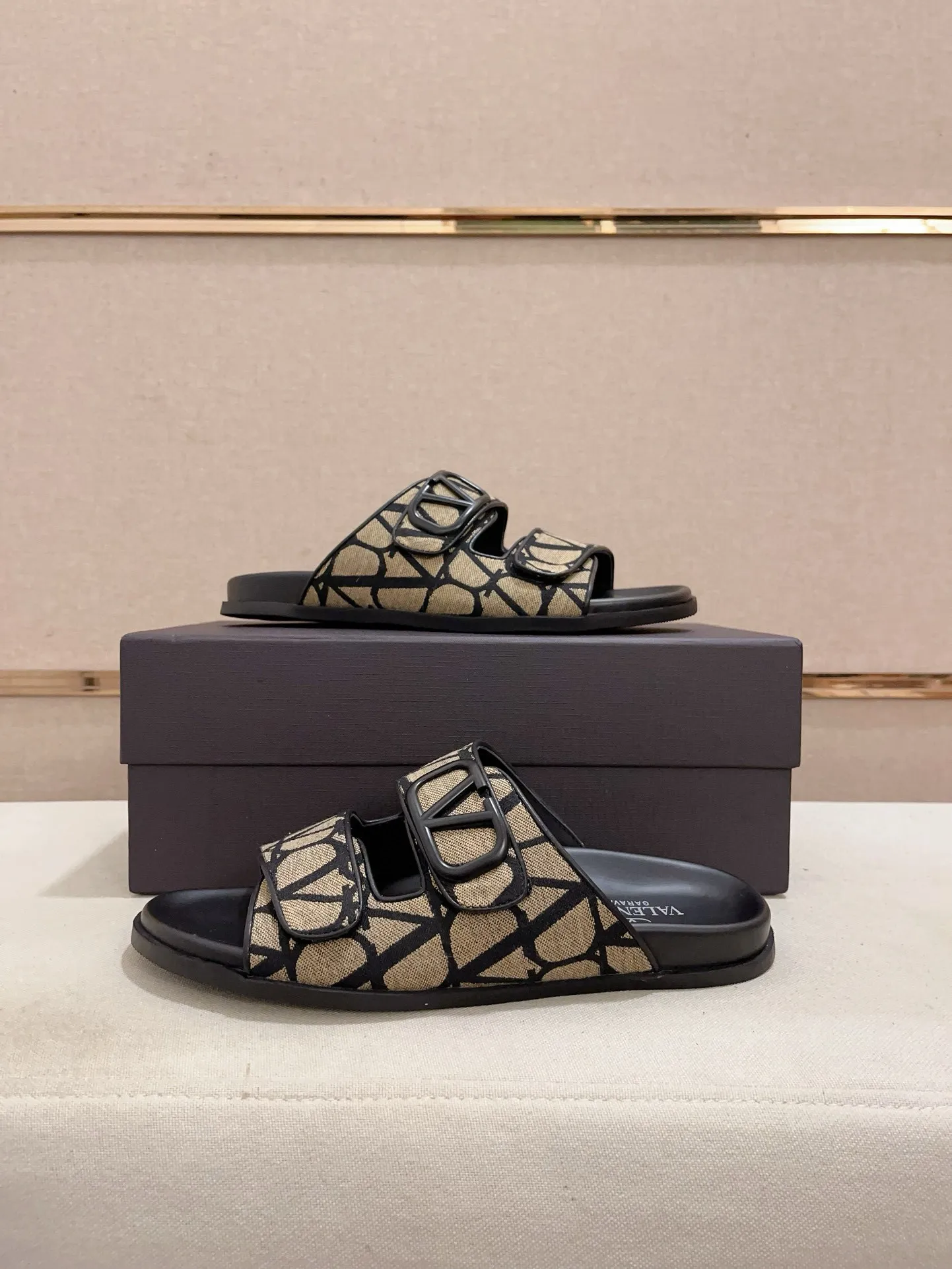 Men's shoes💰: 440💰[Valentino] New men's boutique slippers, counter quality, classic plaid, the actual workmanship is quite complex🔰The uppers are made of imported fabrics➕🐑Sheepskin lining, which tests the craftsman's craftsmanship➕original PU outsole. Size: 38-44 (45 can be customized, non-refundable)